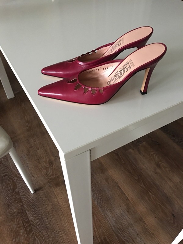 NEW SALVATORE FERRAGAMO COLLECTION LEATHER HEELS MULES SIZE 7 AA MADE IN ITALY