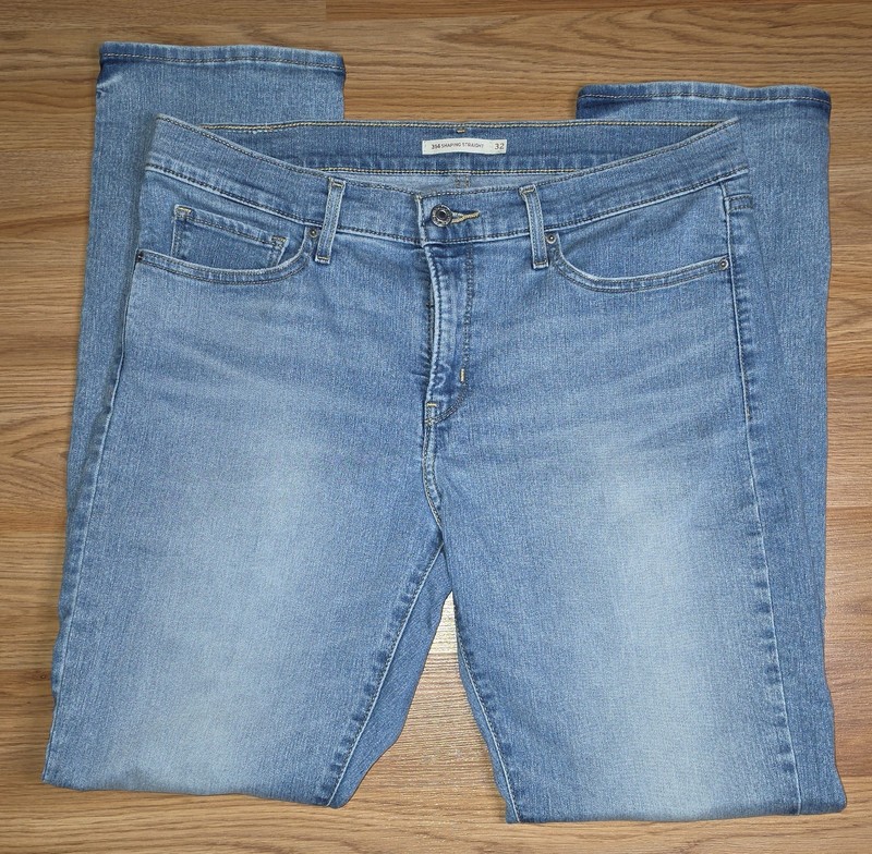 Levi’s Women’s Straight Light Wash Blue Denim Jeans Button Logo 5-Pocket