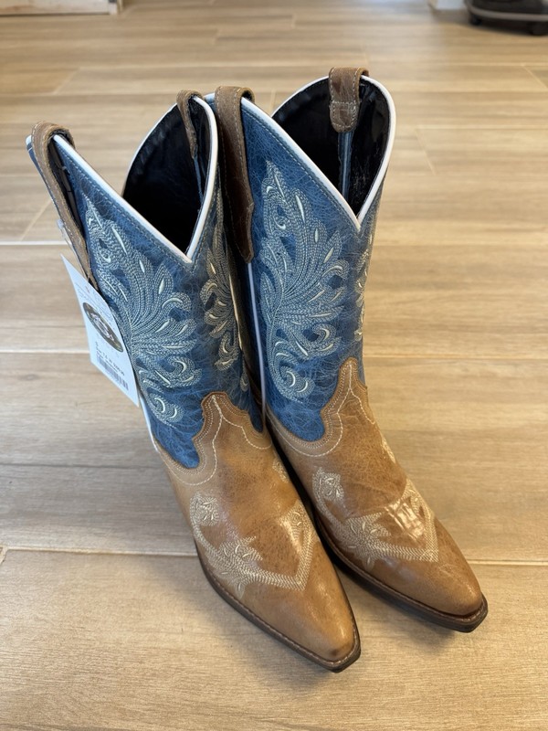 Women’s western boots 7.5 wide Sterling River Leather Boots Embroidered