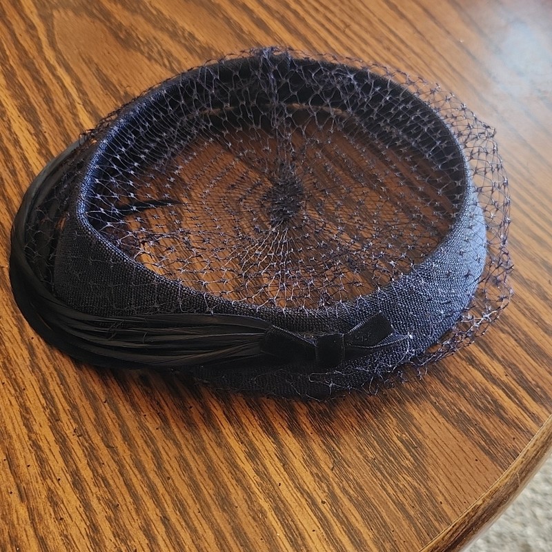 Women’s Navy Blue Mesh Fascinator Headpiece w/ Veil & Feather, One Size